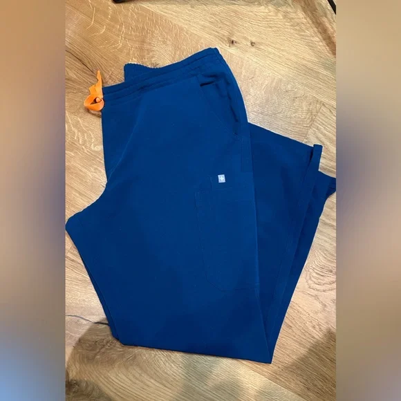 FIGS Technical Collection Yola Scrubs - Picture 1 of 5